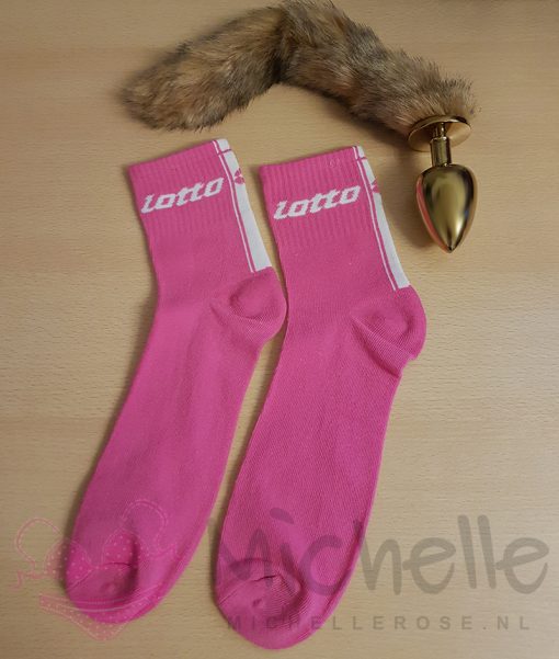 Gedragen roze lotto sokken
