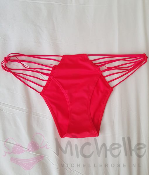 Zacht rood slipje met 4 bandjes