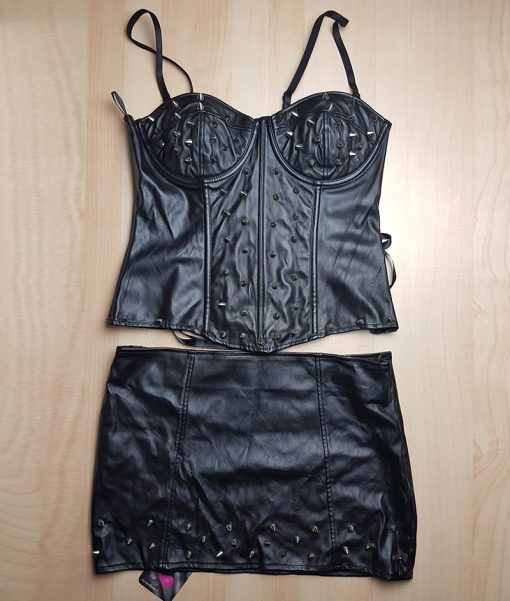 Kinky lederlook corset en rokje met studs