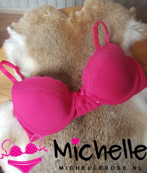 Veel te kleine roze bh (Cup B)