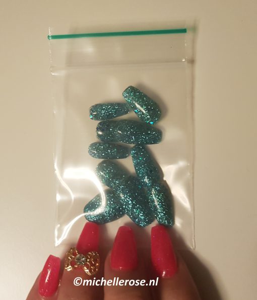 Gebruikte nepnagels - glitter blauw