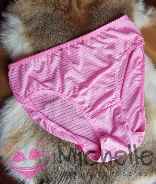 Gedragen roze slipje