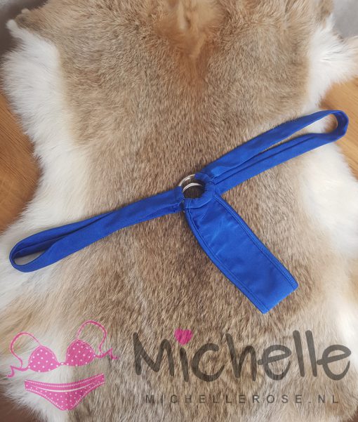Klein blauw gedragen stringetje