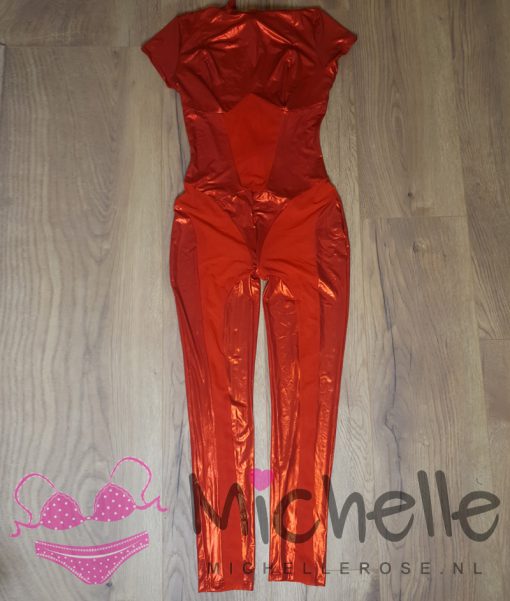 Rode metallic jumpsuit met doorschijnende delen en ritsjes