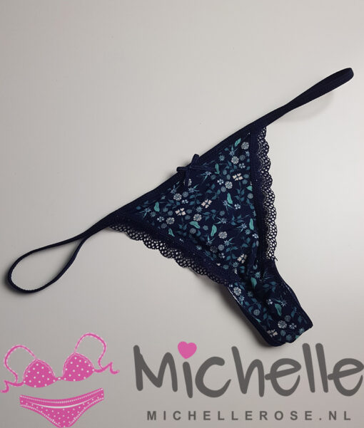 Gedragen donkerblauw stringetje met bloempjes
