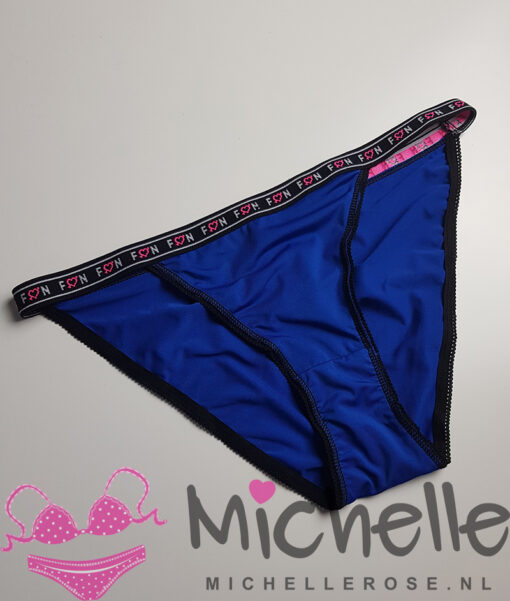 Mooi blauw gedragen slipje