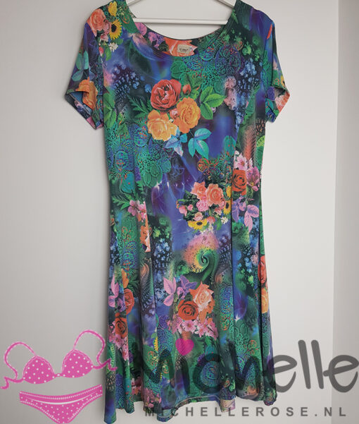 Gedragen jurkje met bloemen