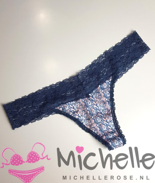 Gedragen blauw slangenprint stringetje