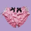 Schattig roze satijnen gedragen broekje