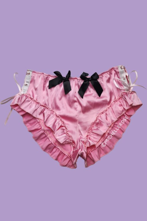 Schattig roze satijnen gedragen broekje